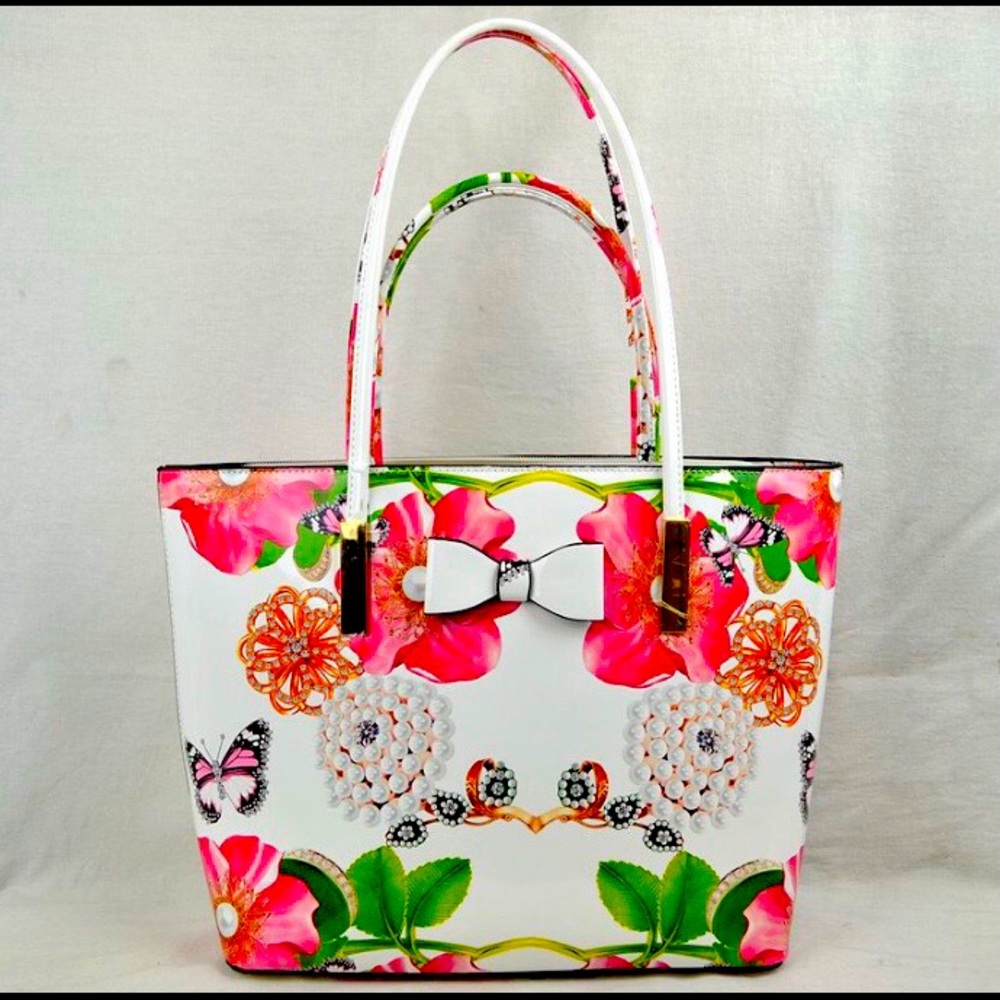 Beautiful medium sized floral bag w/wallet..Wear at a classy event today!